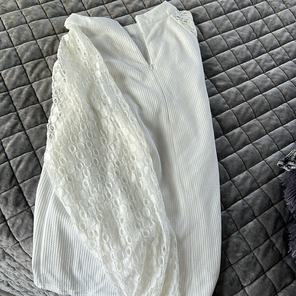 Zip up off white top with lace sleeves